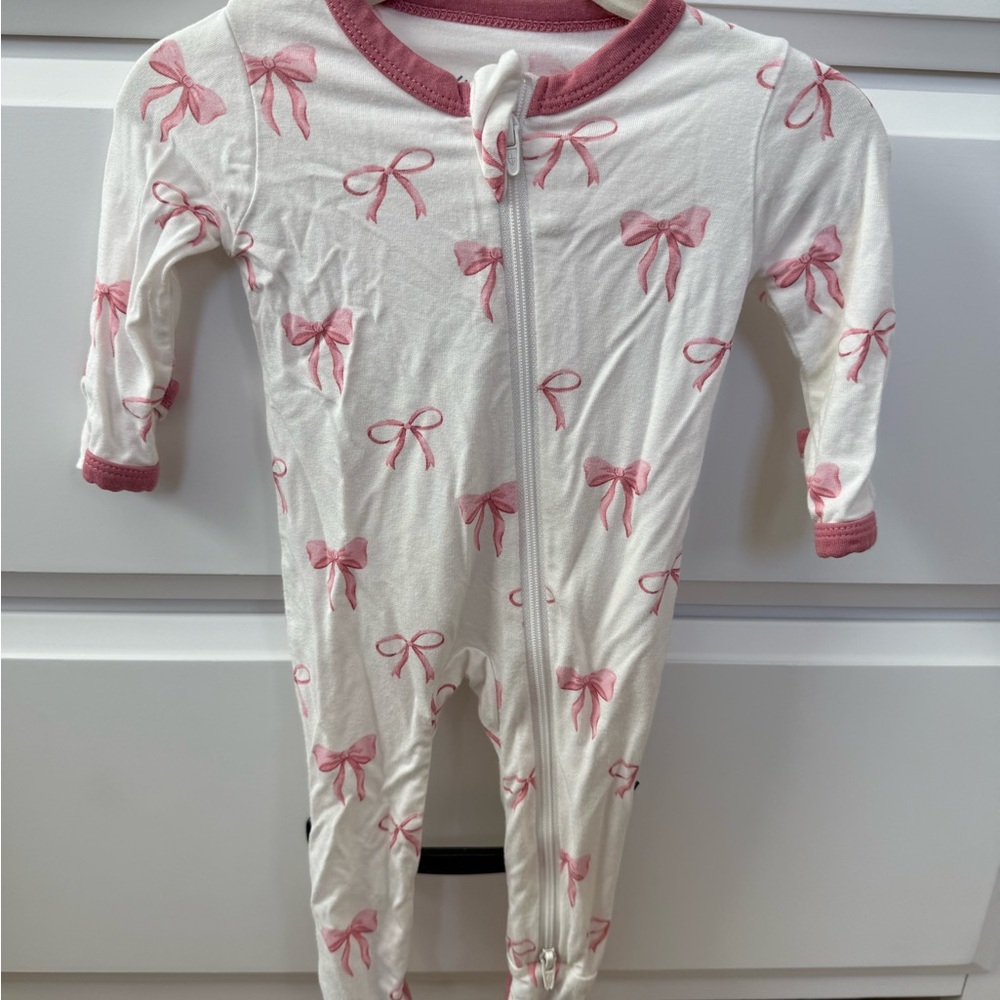 Kyte BABY Cream One-Piece Footie with Pink Bow Print